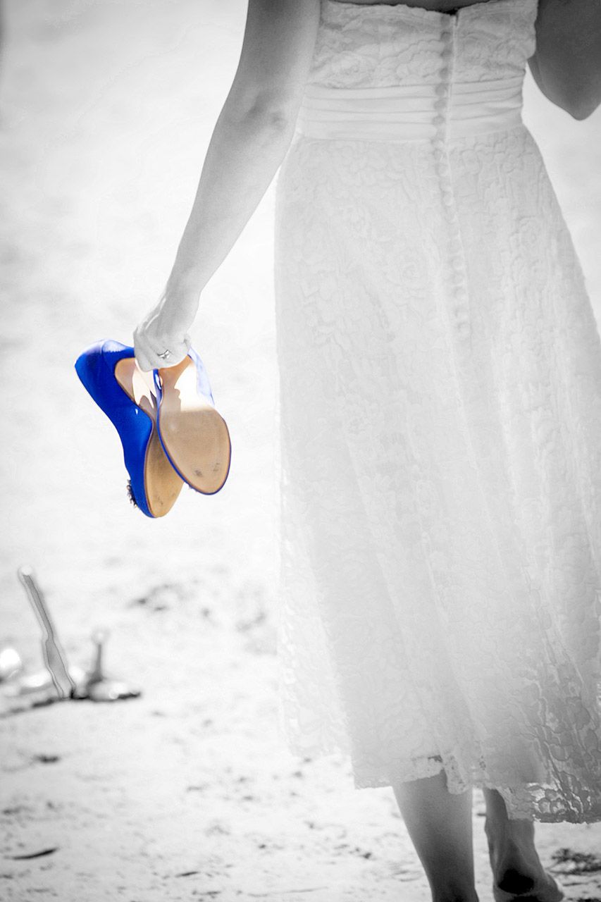 Im_Fotostudio_wird_durch_die_Bearbeitung_der_Fotos_die_Geschichte_des_Hochzeitstages_hervorgehoben:_hier_mit_der_Kolorierung_des_Schuhes_und_der_Umwandlung_des_Farbfotos_in_ein_schwarz-weißes_Foto